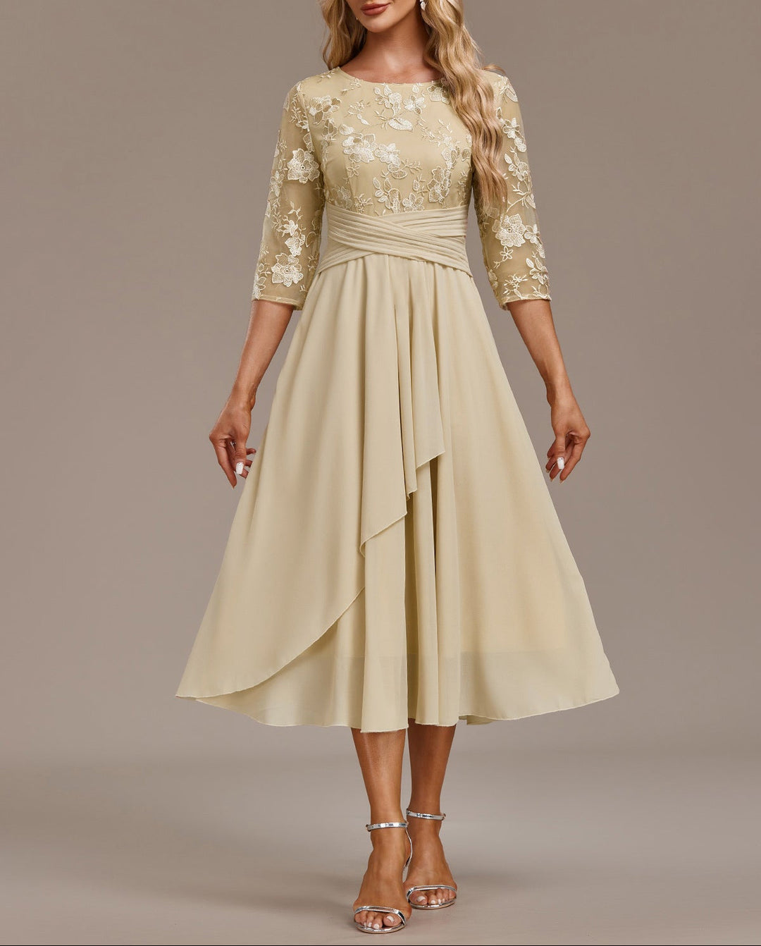 Elin™ - Champagnekjole med delikate broderier