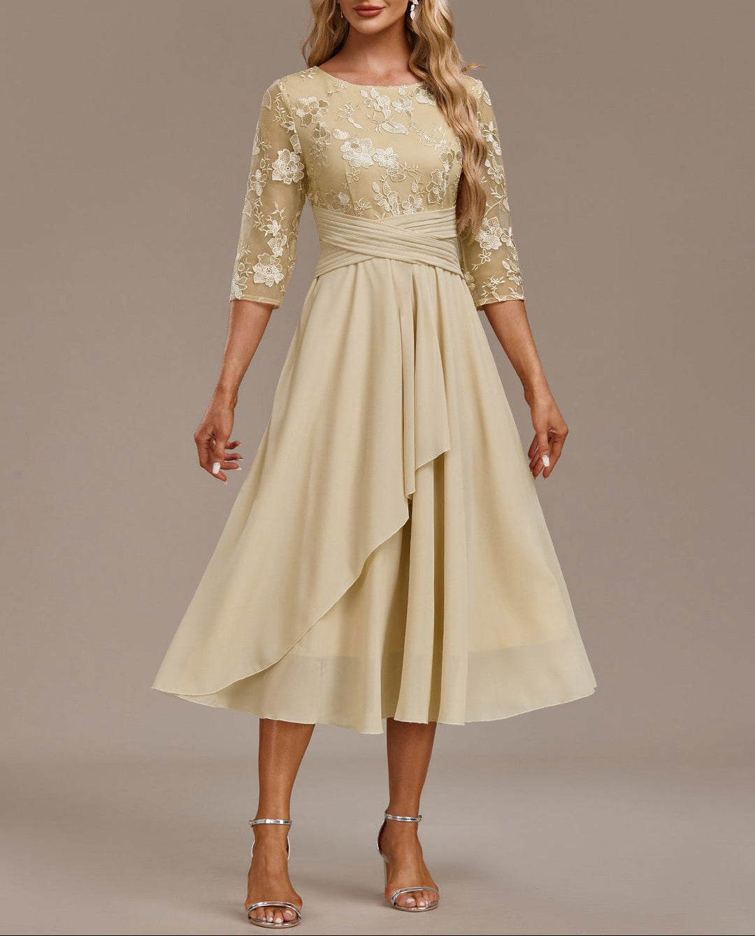 Elin™ - Champagnekjole med delikate broderier